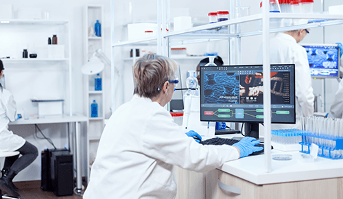 doctor uses ThinkWide's LIMS software in laboratory